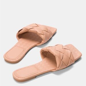 BEIGE flat sandal. Size 8